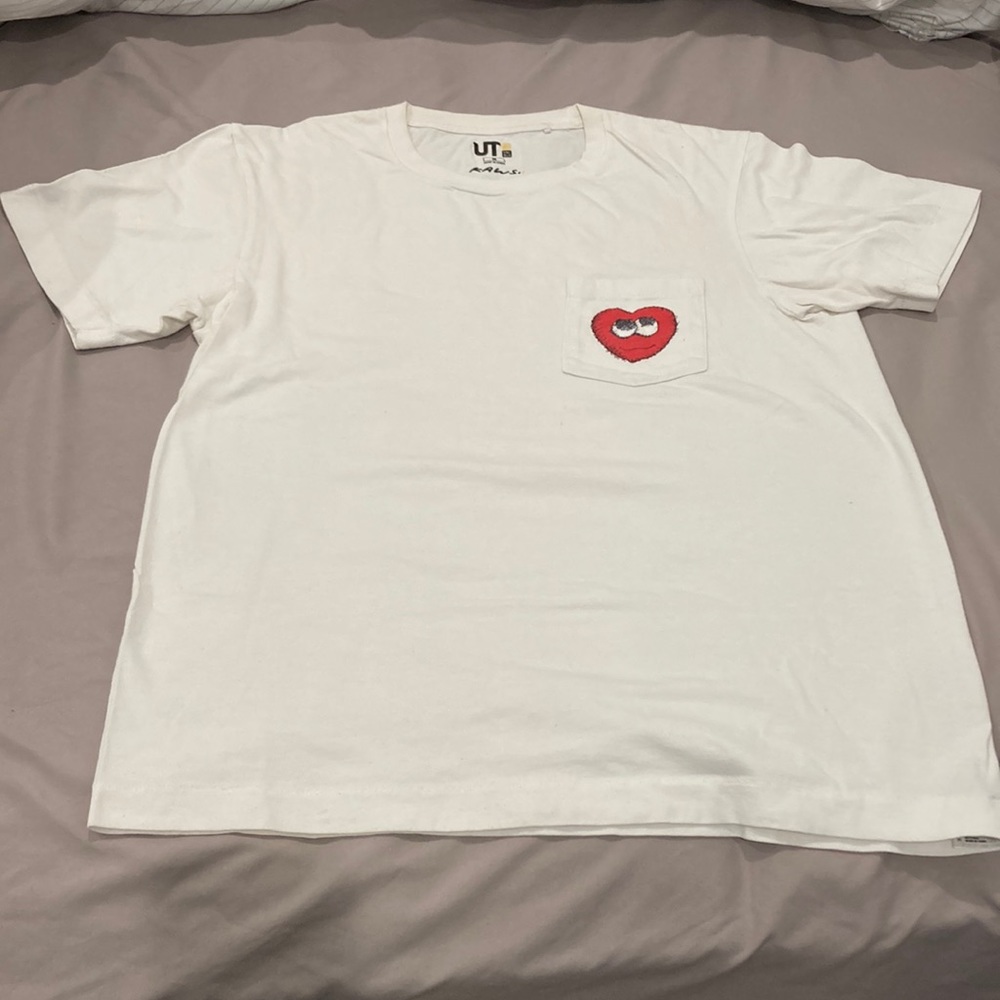 Sz M KAWS x UNIQLO Heart Pocket T-Shirt